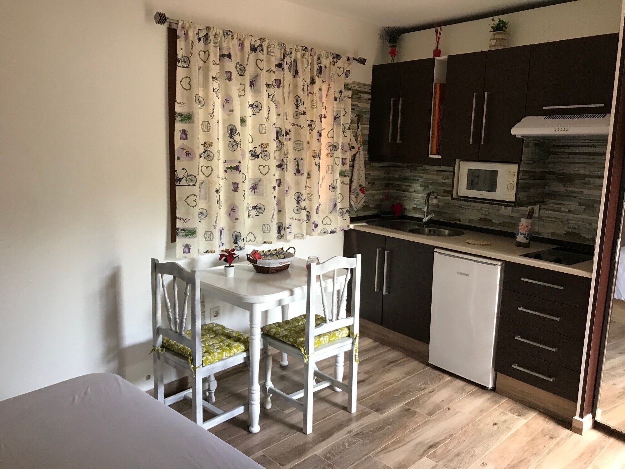 Fridge, microwave, stovetop, coffee/tea maker