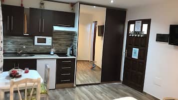 1 slaapkamer, een strijkplank/strijkijzer, gratis wifi, beddengoed