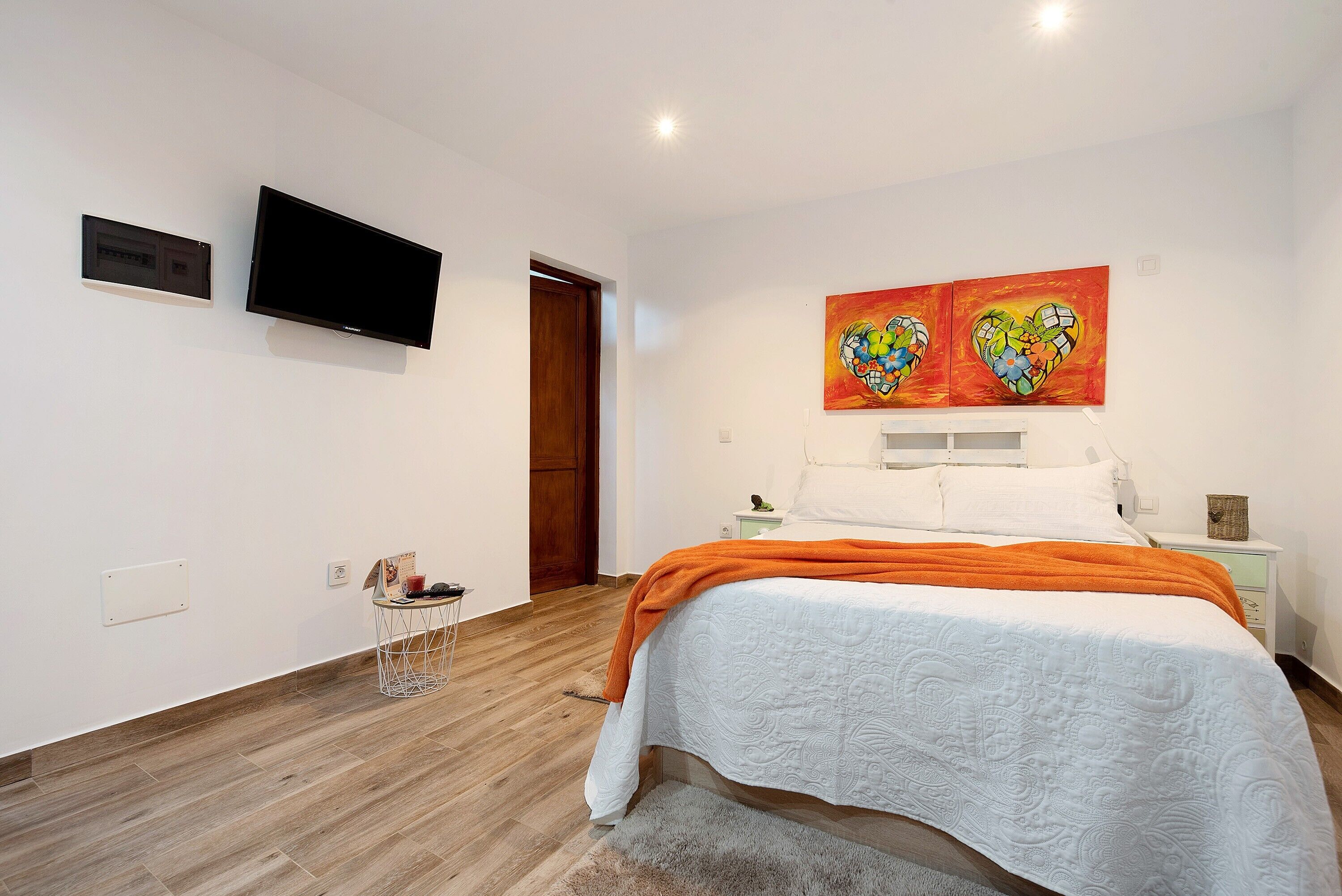 1 habitación, tabla de planchar con plancha, wifi gratis y ropa de cama 