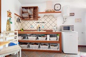 Refrigerador, microondas, parrilla de estufa y cafetera y tetera 