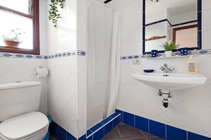 Regadera, secadora de cabello, toallas 