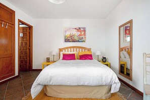 1 dormitorio, tabla de planchar con plancha, wifi gratis y ropa de cama