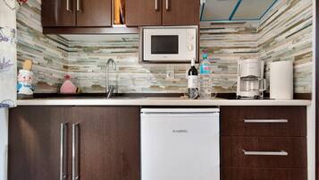 Een koelkast, een microgolfoven, een kookplaat