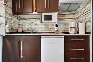 Fridge, microwave, stovetop, coffee/tea maker