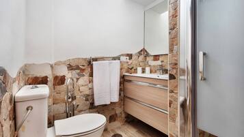 Douche, sĂšche-cheveux, serviettes fournies