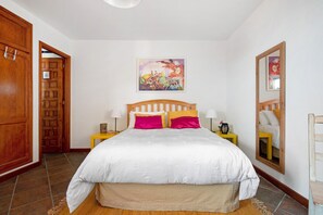 2 bedrooms, iron/ironing board, free WiFi, bed sheets