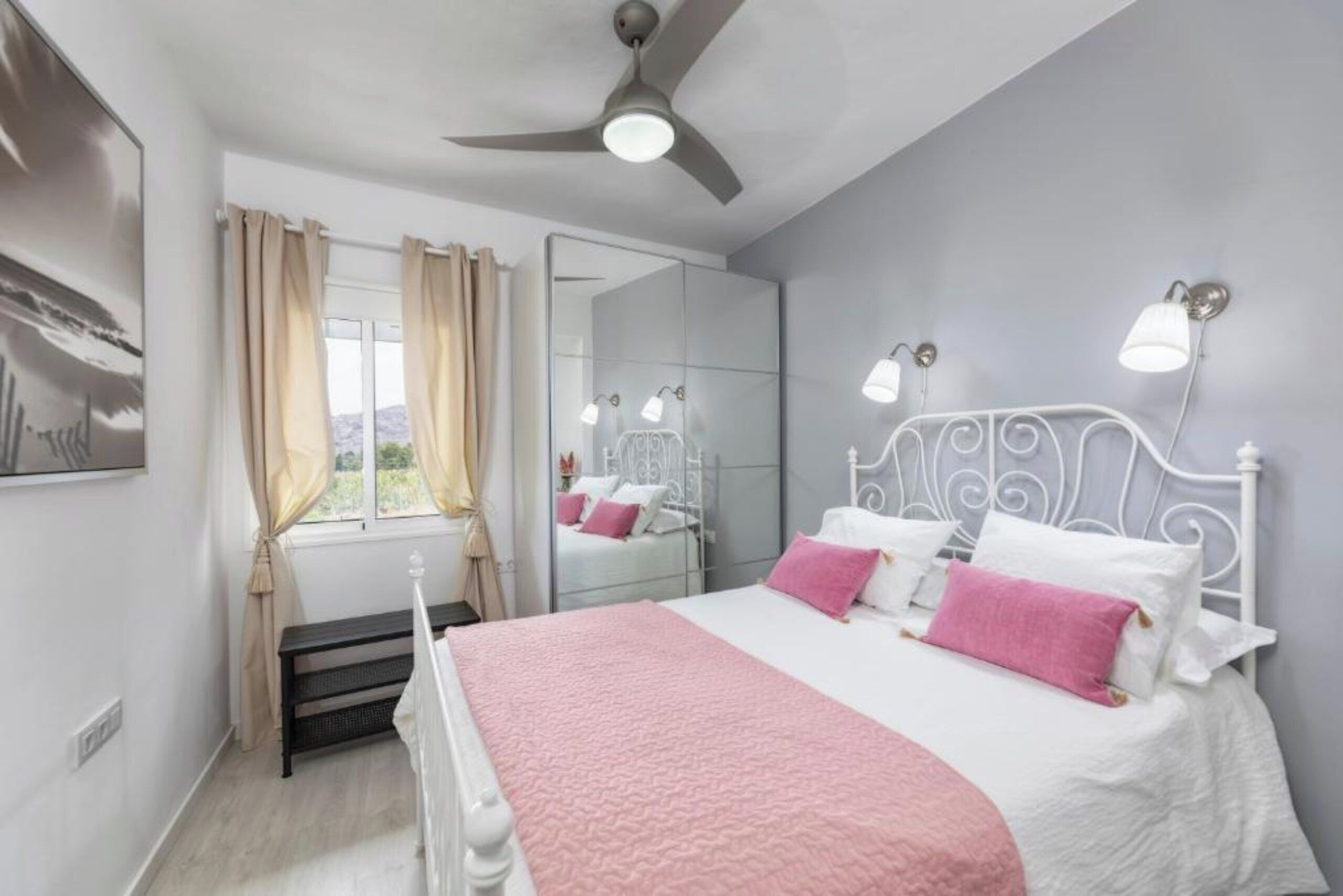 4 slaapkamers, een strijkplank/strijkijzer, gratis wifi, beddengoed