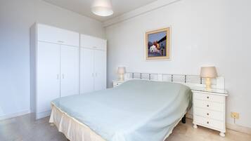 3 slaapkamers, een strijkplank/strijkijzer, gratis wifi, beddengoed