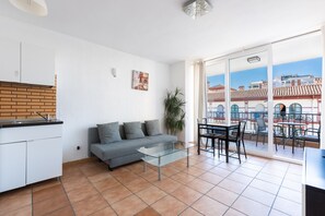 TV, DVD player - Holiday Apartment in Fuegirola Centre with Balcony, Air Conditioning & Wi-Fi (Fuengirola)
