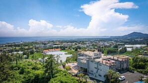 A modern hotel with a rooftop pool and a view of the sea. - J View Hotel (Seogwipo)