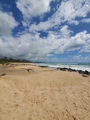 On the beach, sun-loungers, beach towels - KAUA'I BEACH RESORT-BEACHFRONT, OCEAN VIEW, POOLSIDE VIEW FROM YOUR LANAI (Lihue)
