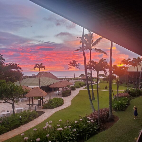 Terrace/patio - KAUA'I BEACH RESORT-BEACHFRONT, OCEAN VIEW, POOLSIDE VIEW FROM YOUR LANAI (Lihue)