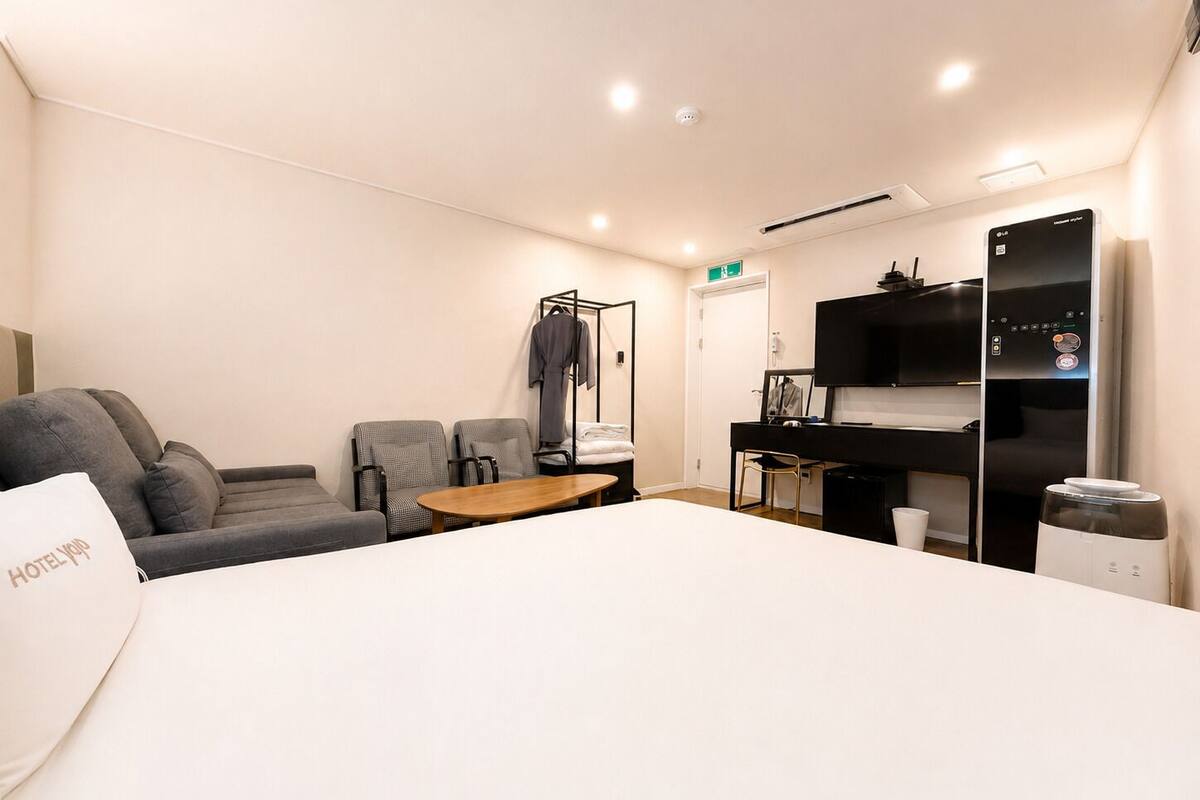 Down duvets, laptop workspace, soundproofing, free WiFi
