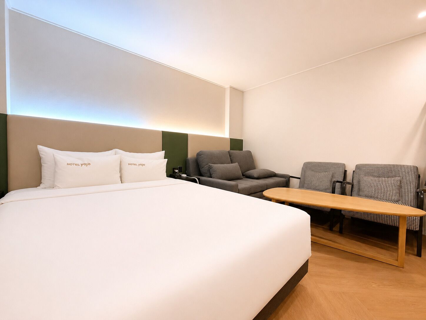 Down comforters, laptop workspace, soundproofing, WiFi (free)