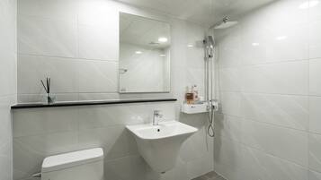 Ducha, artículos de higiene personal gratuitos y secador de pelo