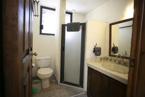 Dusche, Haartrockner, Handtücher, Toilettenpapier