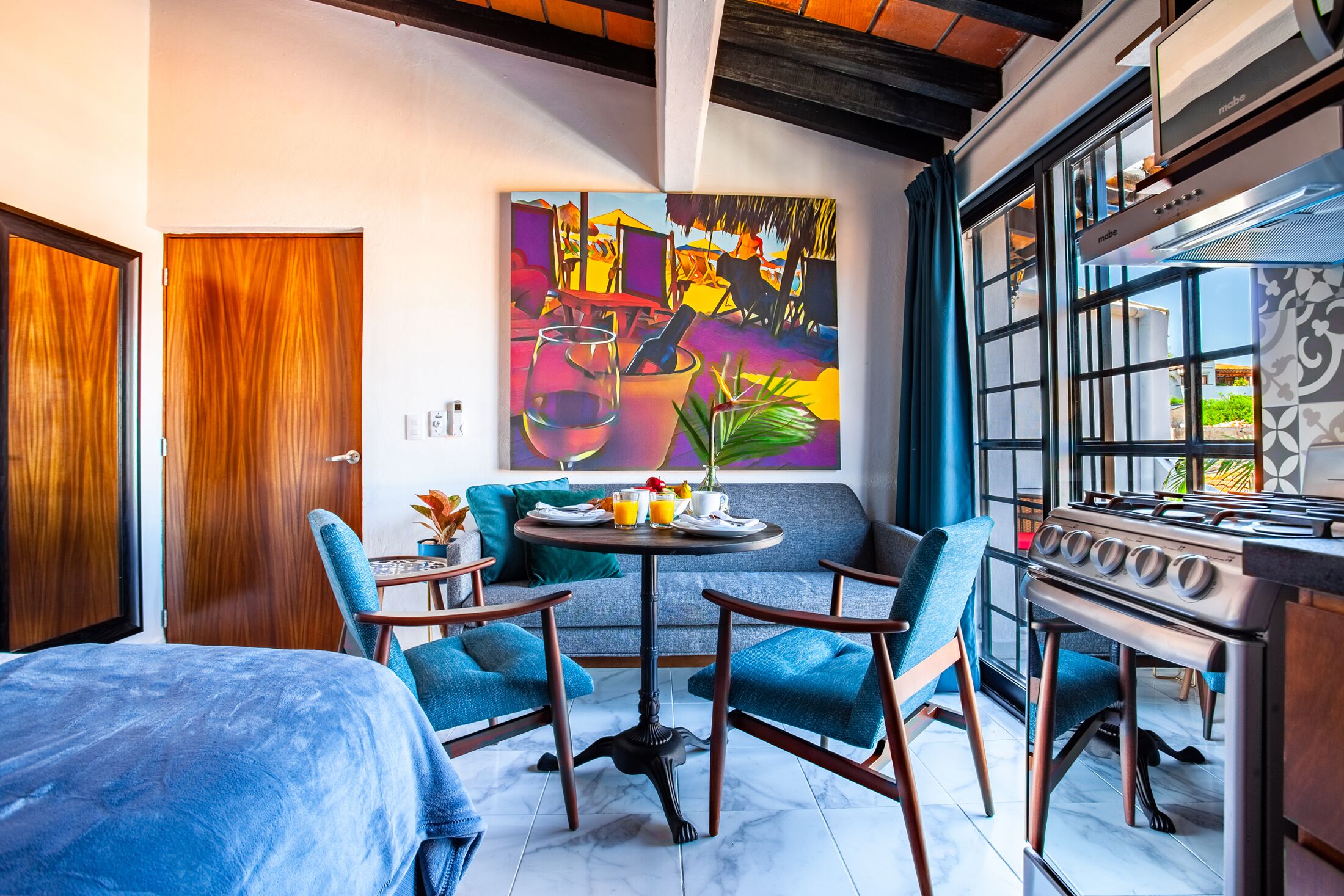 Een koelkast, een microgolfoven, een oven