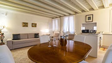 Deluxe Apartment | Living area