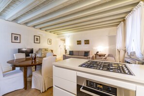 Appartamento Deluxe | Angolo cottura privato | Frigorifero, microonde, forno, piano cottura