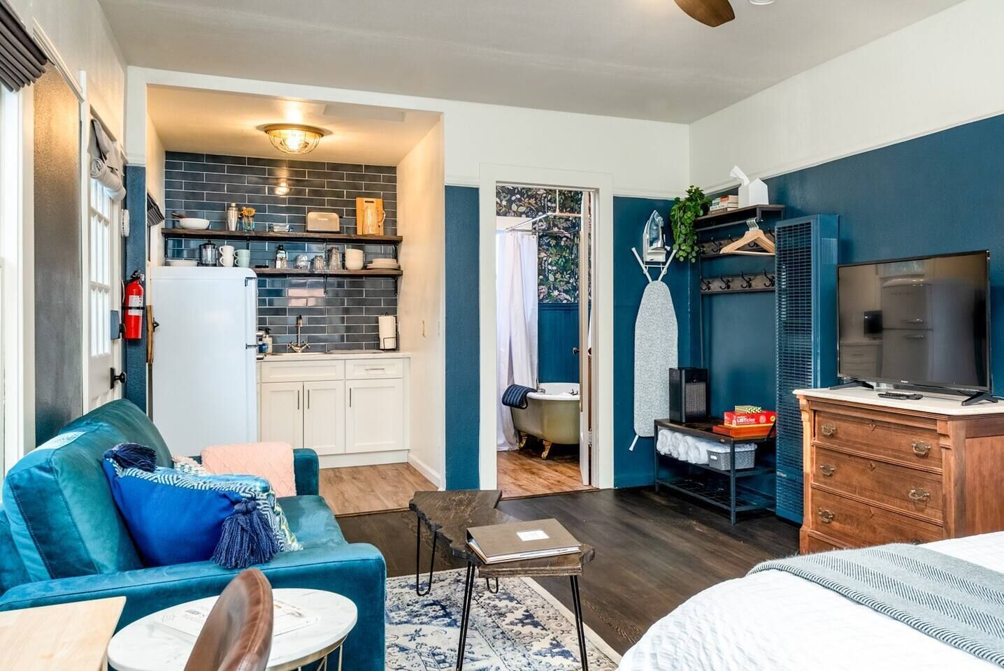 1 chambre, matelas mémoire de forme, fer et planche à repasser