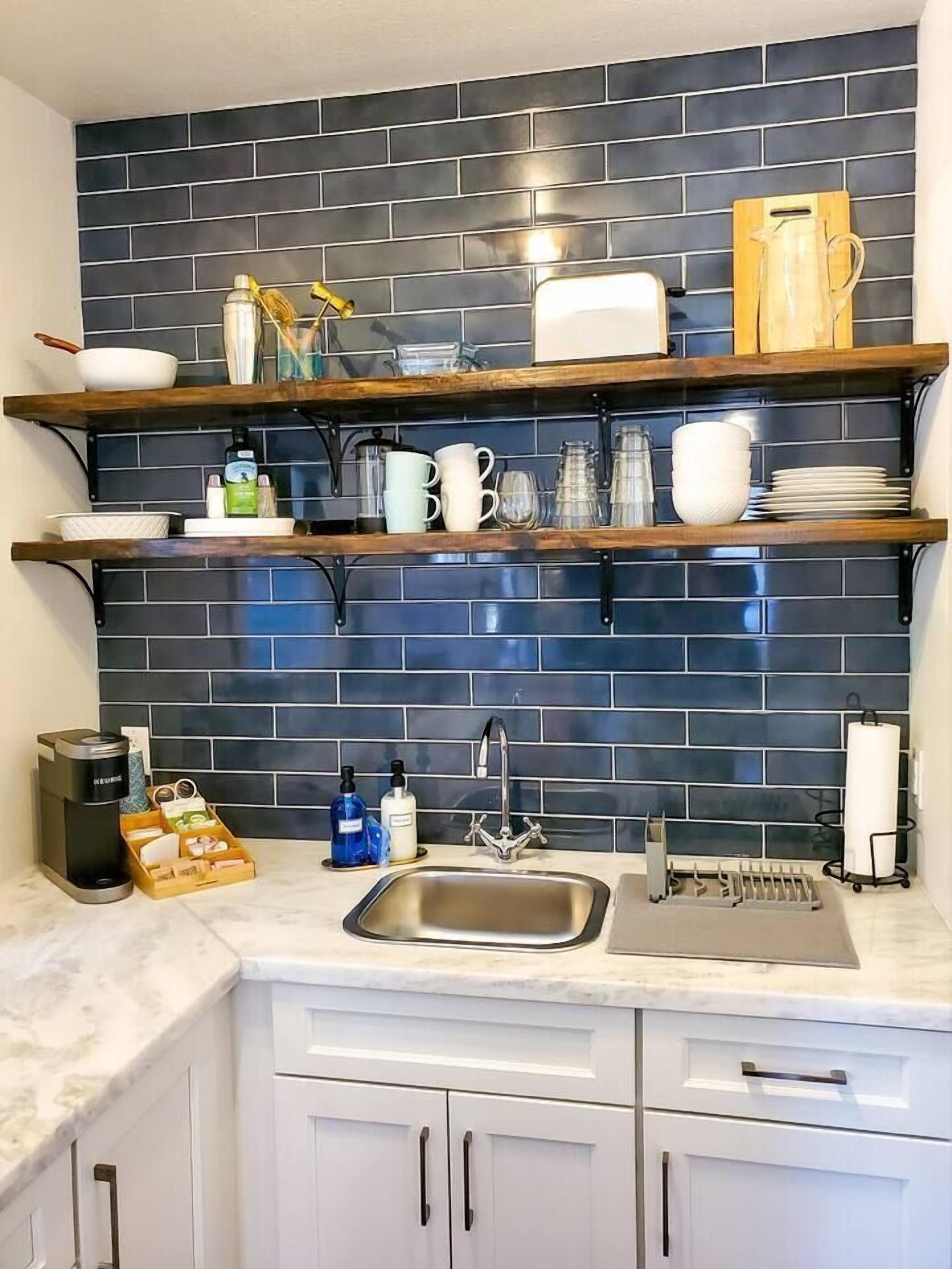 Kühlschrank, Mikrowelle, Wasserkocher mit Kaffee-/Teezubehör, Toaster