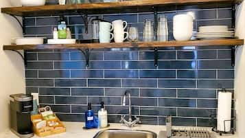 Réfrigérateur, micro-ondes, cafetiÚre/bouilloire, grille-pain