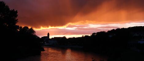 Ubicación cercana a la playa y tumbonas