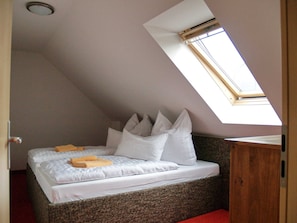 3 bedrooms, WiFi, bed sheets, wheelchair access