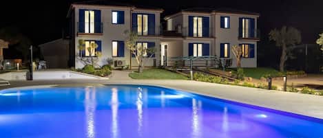 Een verwarmd zwembad