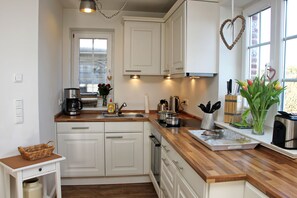 Réfrigérateur, four, lave-vaisselle, cafetière/bouilloire