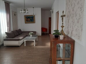 TV - Comfort Twin Room with Balcony (Oradea)