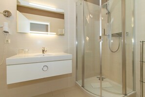 Dusche, Haartrockner, Handtücher