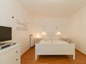 2 bedrooms, in-room safe, WiFi, bed sheets