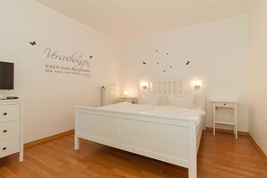 2 bedrooms, in-room safe, WiFi, bed sheets