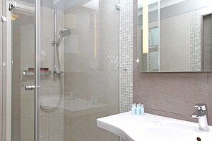 Ducha, secador de pelo, toallas