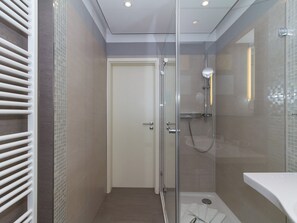 Shower, hair dryer, towels - FW 15, apartments on the beach - max. 4 persons - FeWo Am Strand / (Kühlungsborn)