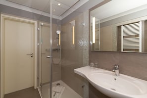 Douche, séchoir à cheveux, serviettes fournies