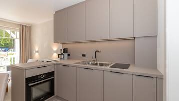 Fridge, microwave, oven, coffee/tea maker