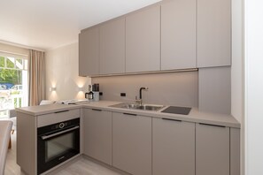 Kühlschrank, Mikrowelle, Ofen, Wasserkocher mit Kaffee-/Teezubehör