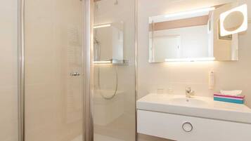 Shower, hair dryer, towels