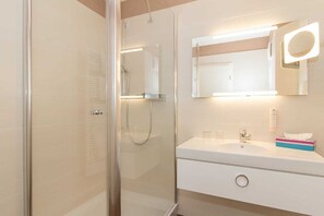 Chuveiro, secador de cabelo, toalhas de banho 