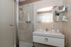 Douche, séchoir à cheveux, serviettes fournies