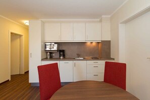 Geladeira, micro-ondas, fogão, lava-louças