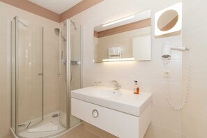 Shower, hair dryer, towels