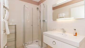 Shower, hair dryer, towels