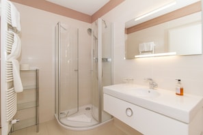Douche, séchoir à cheveux, serviettes fournies