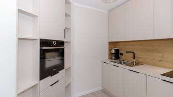 Réfrigérateur, micro-ondes, cafetière/bouilloire, bouilloire électrique