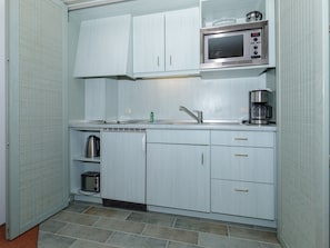 Wasserkocher mit Kaffee-/Teezubehör, Kühlschrank, Mikrowelle