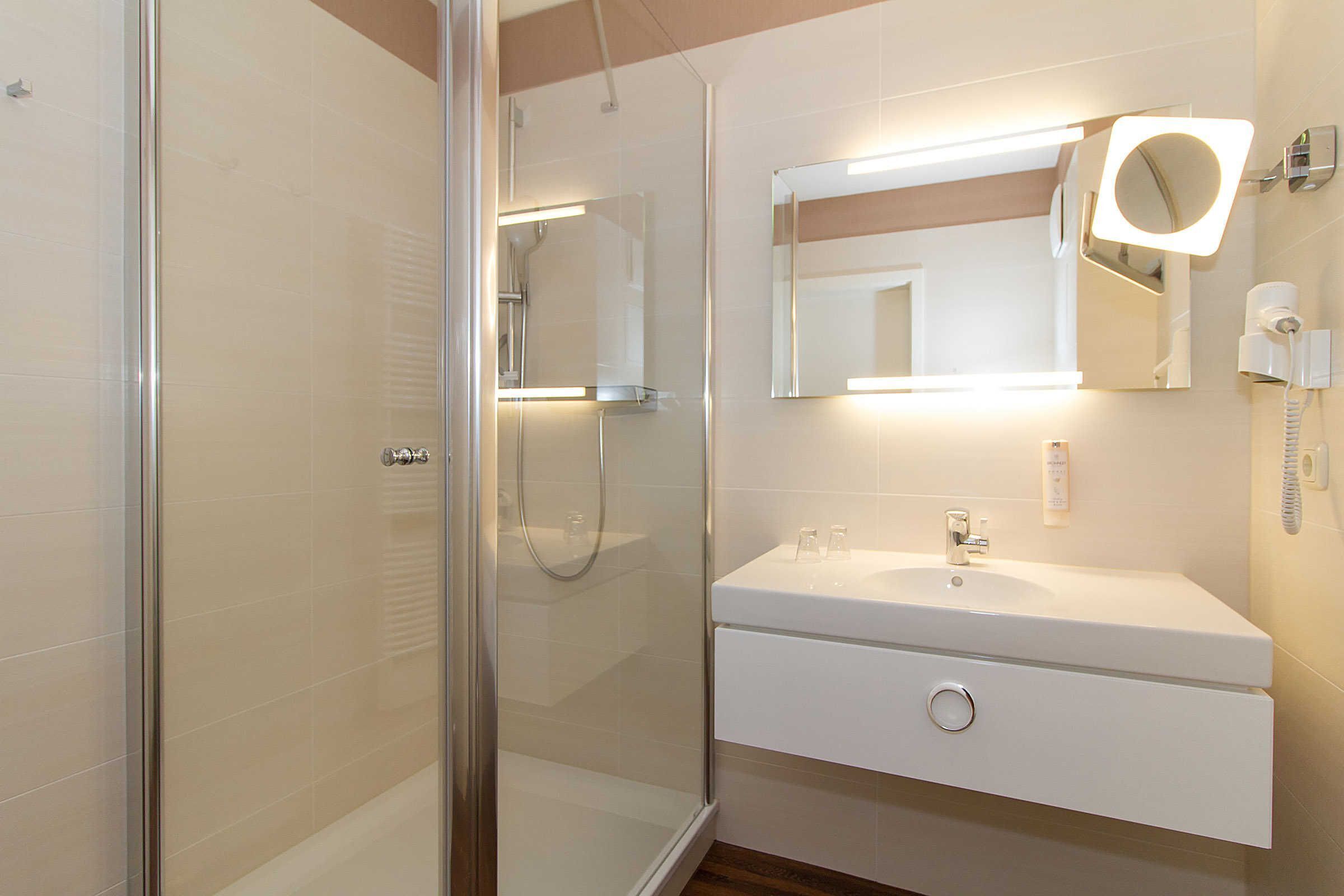 Shower, hair dryer, towels