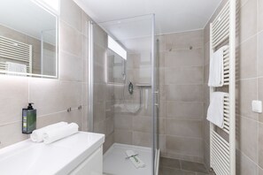 Sèche-cheveux, serviettes fournies